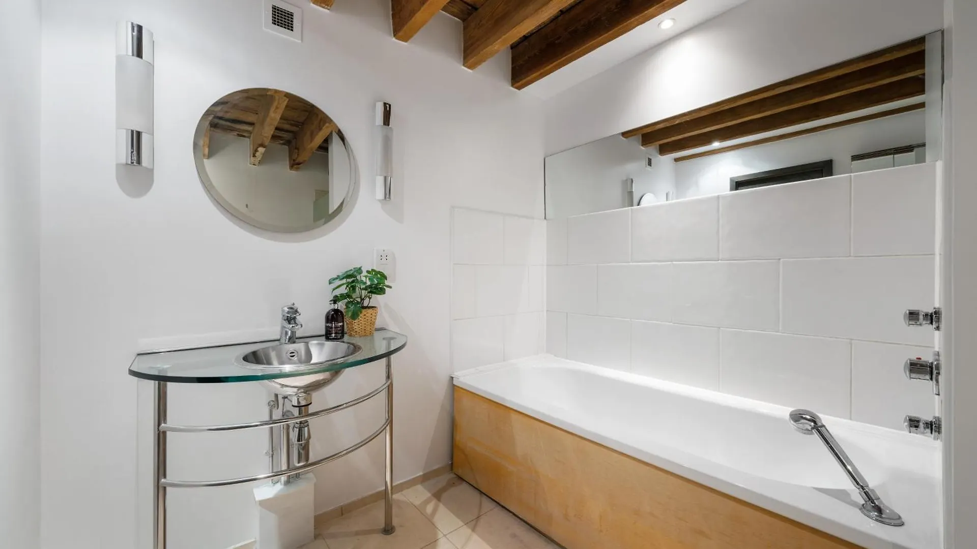 Canary Wharf - Converted Warehouse Apartment London