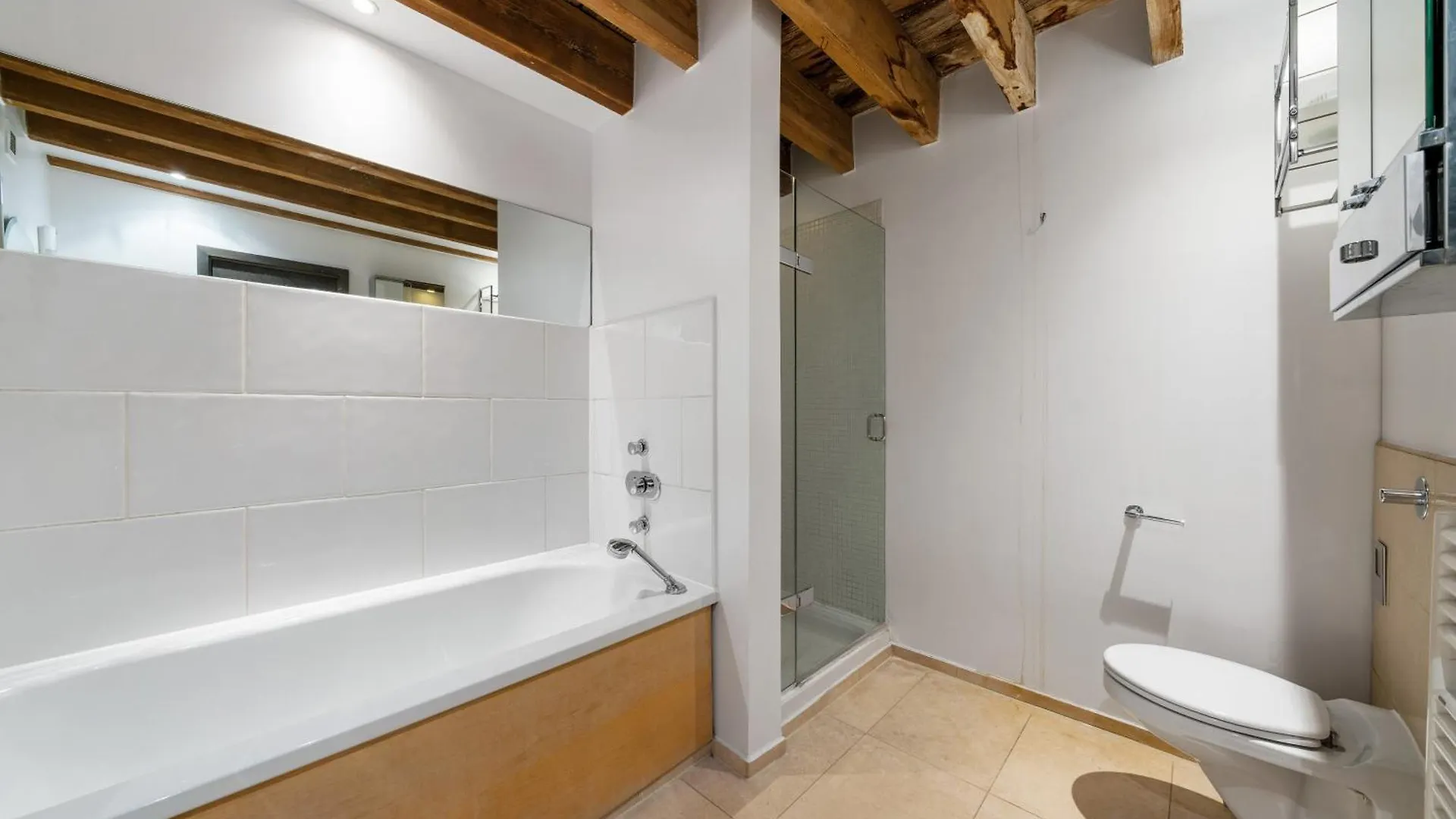 Canary Wharf - Converted Warehouse Apartment London 0*,
