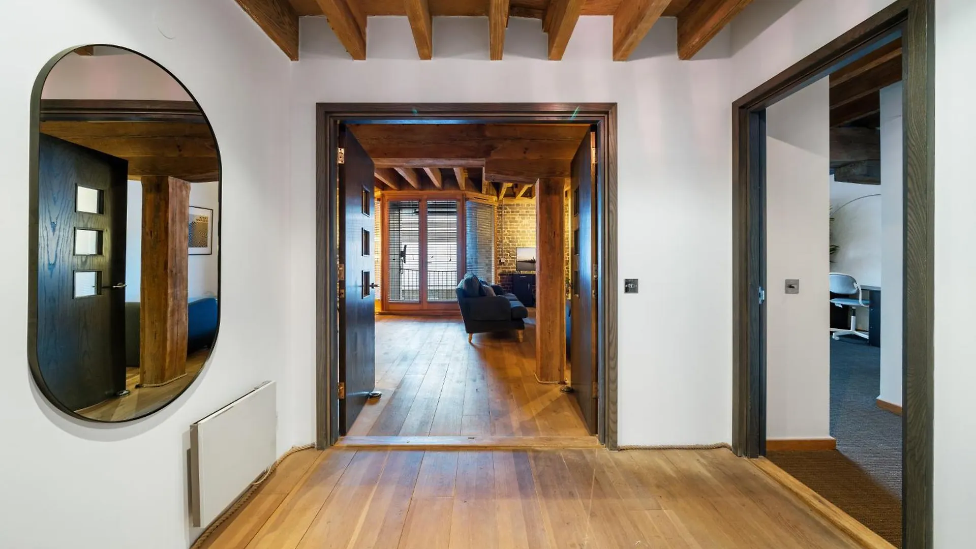 Canary Wharf - Converted Warehouse Apartment London