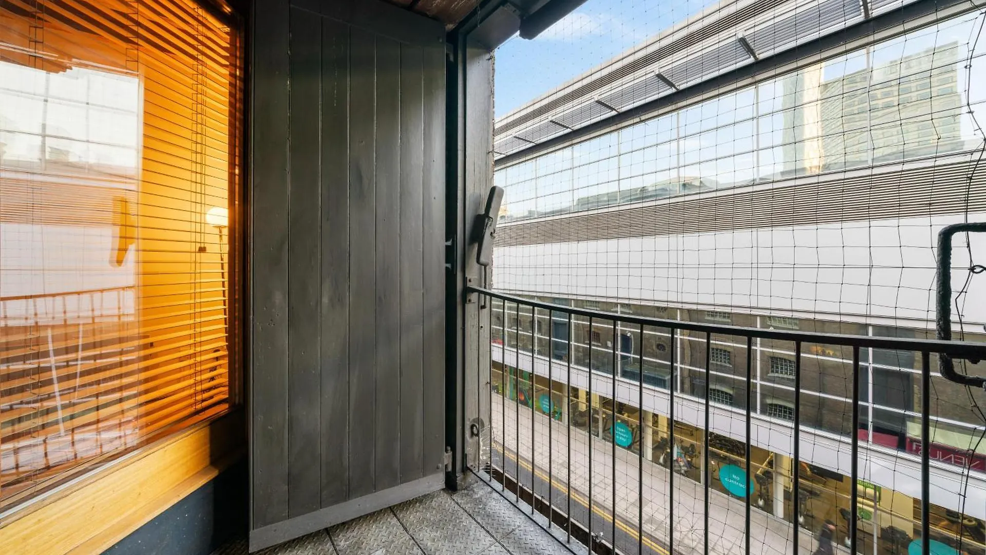 Canary Wharf - Converted Warehouse Apartment London