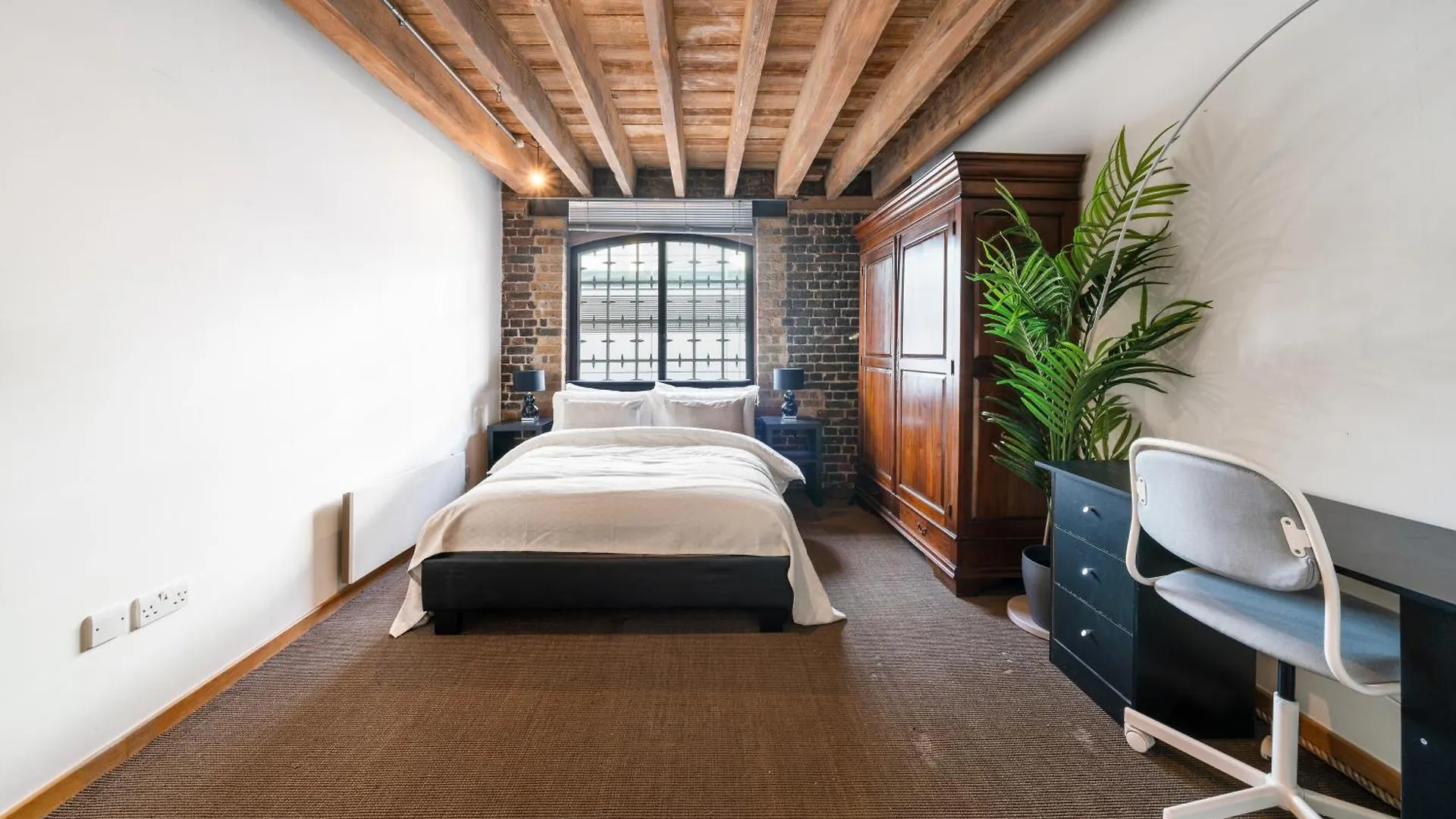 Canary Wharf - Converted Warehouse Apartment London United Kingdom