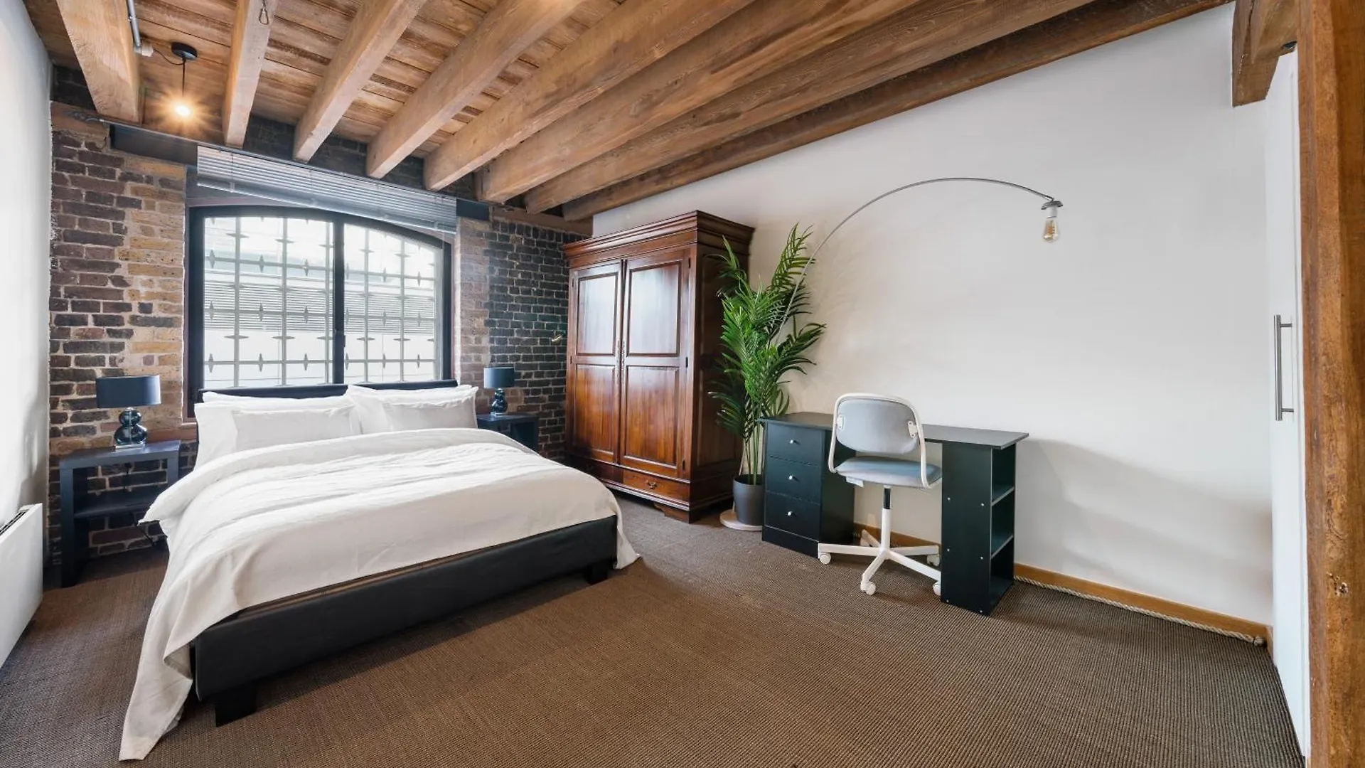 Canary Wharf - Converted Warehouse Apartment London