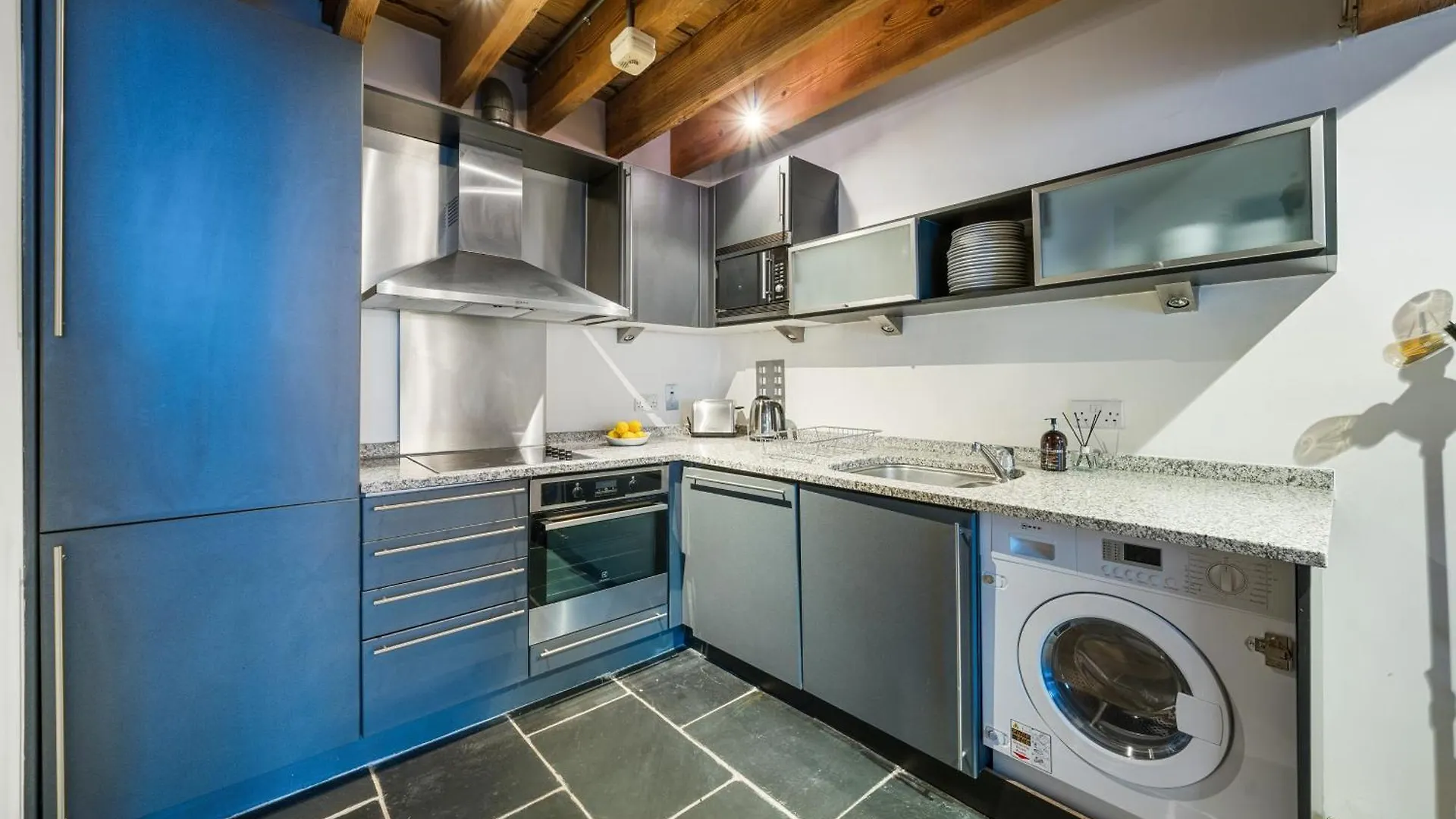 Canary Wharf - Converted Warehouse Apartment London