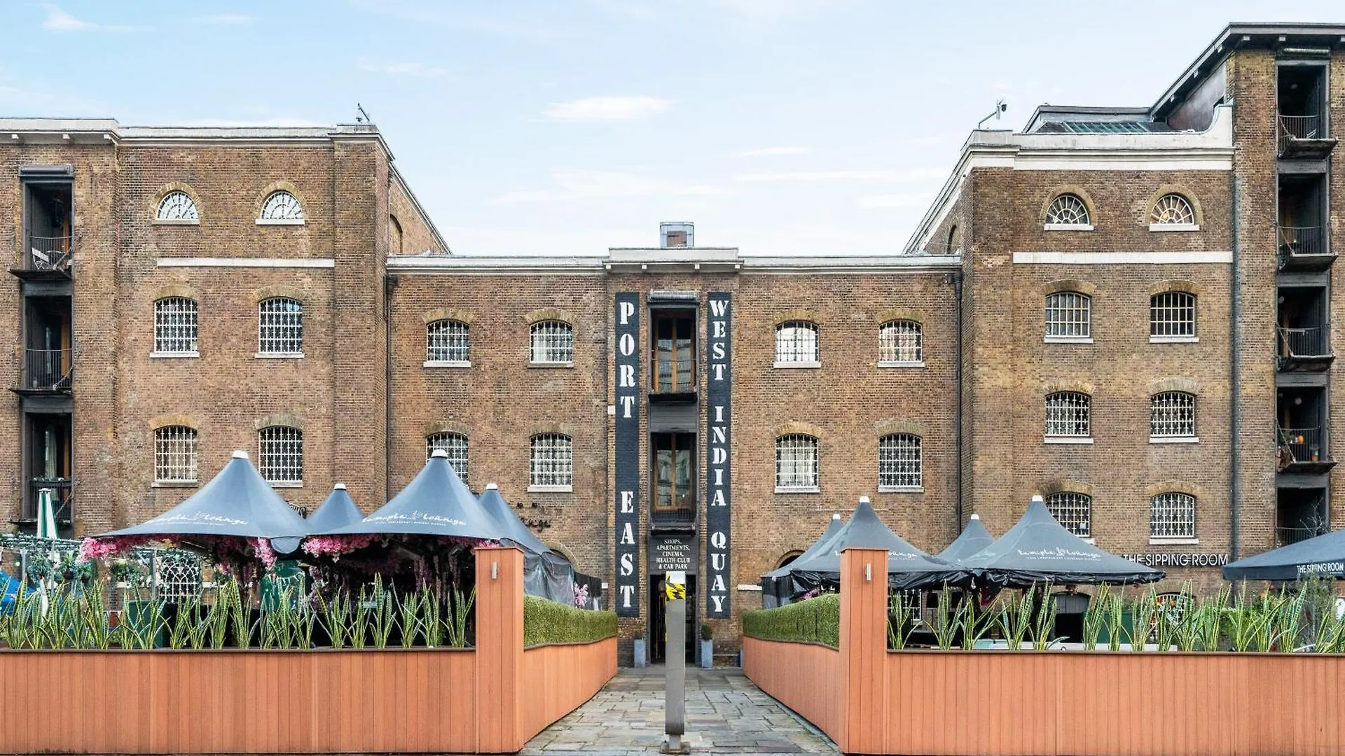 Canary Wharf - Converted Warehouse Apartment London