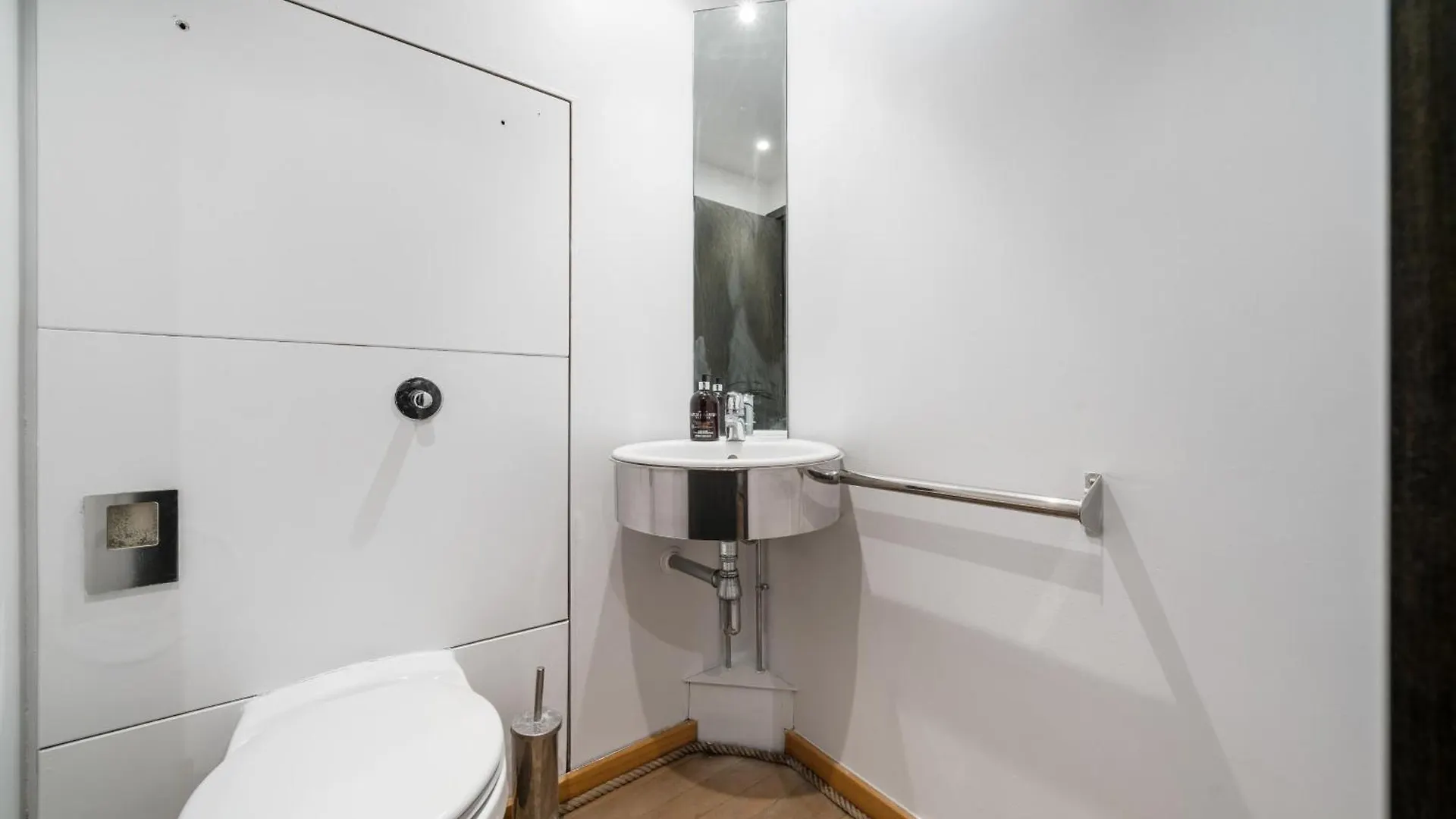 Canary Wharf - Converted Warehouse Apartment London